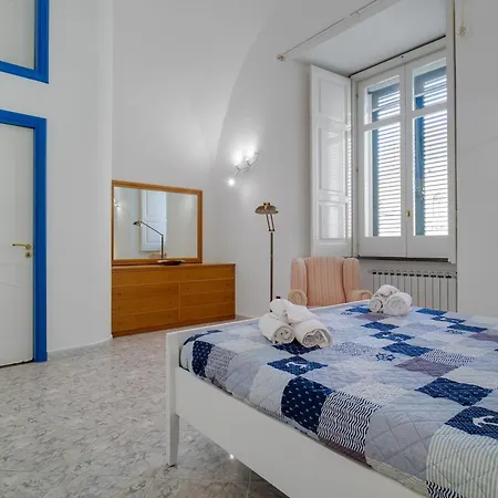 Blue House - 150 Mt Dalla